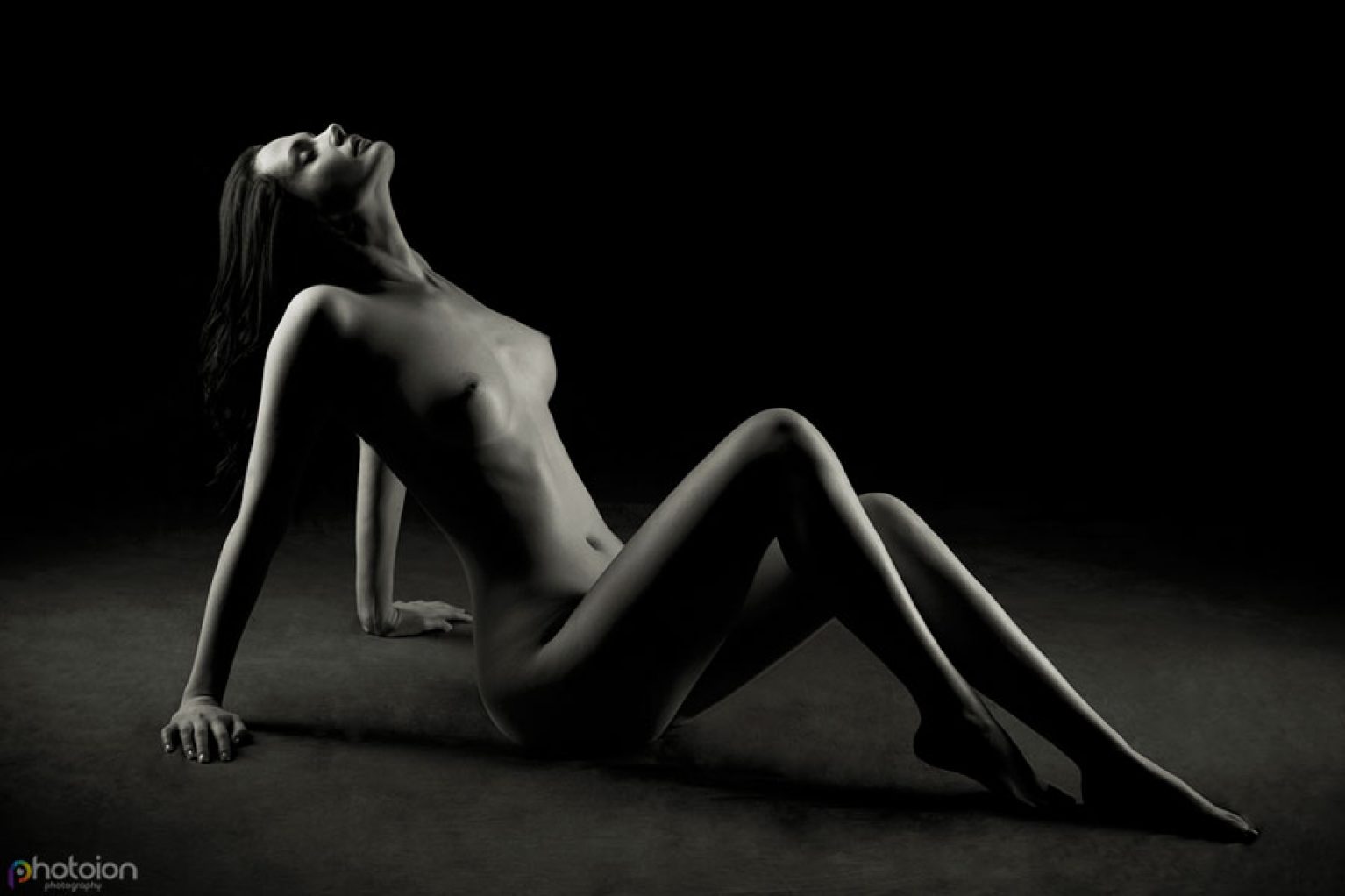 nude art photography_ion_paciu_sitting_on_floor