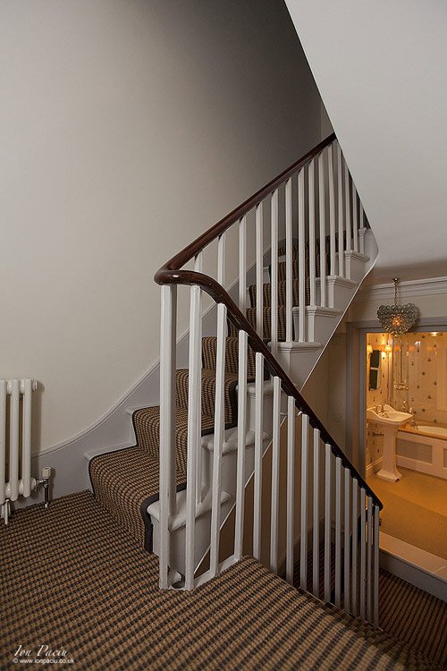 interior-design-photography-london-ion-paciu-staircase-handrail-bathroom