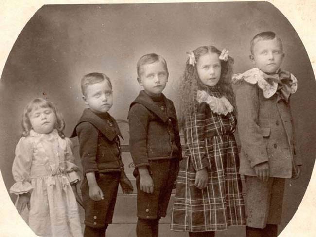 In this image, the dead girl on the left photographed with siblings