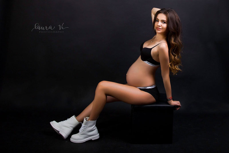 Laura Visinskaite - Pregnant Studio Light Portrait 